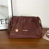 Bolsa de ombro nova de camurça transfronteiriça, estilosa e chique, com um toque de luxo, de grande capacidade, versátil para o uso diário e primorosamente desenhada