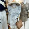 Novo top listrado minimalista de gola redonda com proteção solar, feminino, de corte solto, estilo casual coreano de verão