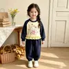 Conjunto para niña, estilo coreano, diseño nuevo, sudadera con cuello redondo y bloques de color de encaje en color bebé con mangas largas y pantalones jogger a juego, dulce conjunto de dos piezas