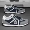 Zapatos transpirables de suela blanda para hombre, zapatillas deportivas de moda versión coreana 2026 para hombre, zapatos planos al por mayor transfronterizos