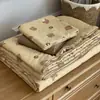Juego de Verano de Cuatro Piezas con Colcha de Gasa de Doble Capa de Algodón Puro, Amigable con la Piel y Cómoda, de Grado Materno e Infantil, con Cordón Integrado, Núcleo de Colcha Lavable a Máquina