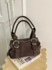 Bolso de axila versátil estilo coreano transfronterizo, moderno y de alta calidad, con un diseño texturizado tipo dumpling, acabado de gamuza y detalles de remaches, perfecto para ir al trabajo