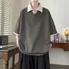 Estilo de Verão Novo Moda de Rua Color Block Gola V Falso Duas Peças Manga Curta Camisa Polo para Homens, Marca Tendência Solta Casal Casual Camiseta de Meia-Manga
