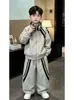 Conjunto de Otoño para Niños 2026 Estilo Nuevo: Elegante Conjunto Deportivo de Cortavientos y Pantalones de Dos Piezas para Niños, Atuendo Casual Infantil