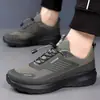 Zapatos de hombre de suela blanda, cómodos zapatos nuevos para senderismo al aire libre, zapatillas deportivas casuales con hebilla giratoria, zapatos de papá de suela gruesa, transfronterizo