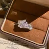 Anillo Ancho Vintage de Lujo Accesible de Gama Alta con Flor Cepillada, Diamante Brillante, Encaje Retro, Diseño de Nicho Versátil