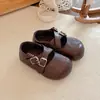 Sapatos pequenos de couro ins franceses 2026 Nova Coleção Primavera e Outono Versão Coreana Sapatos de Princesa com Tira Cruzada para Meninas Sola Macia Sapatos de Salto Único Tendência