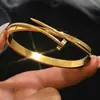 Pulsera de acero inoxidable dorada transfronteriza, traje de pulsera de trébol de cintura pequeña con tachuelas, brazaletes dorados
