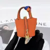 Colgante Mini Lindo Bolso Pequeño Encanto de Cesta de Cuero de Microfibra Llavero Monedero Encanto para Bolsa de Auriculares