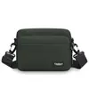 Bolsa Transversal Masculina Estilo Casual Primavera 2026 Bolsa Pequena Versátil Bolsa de Ombro Leve para Exterior Bolsa Quadrada Horizontal com Múltiplos Bolsos