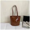 Bolso de axila de alta gama estilo coreano para mujer, nuevo modelo 2026, bolso de mano simple para el día a día, bolso cubo de hombro moderno y único
