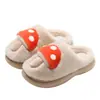 Pantuflas de algodón con forma de hongo de dibujos animados para mujer, adecuadas para usar en invierno en casa, con una suela suave, gruesa y afelpada para abrigar y un agarre antideslizante. También disponible en versión para hombre