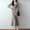 Vestido de Punto Nuevo Otoño/Invierno 2026 de Lana Pura con Cuello en V, Corte Ajustado, Vestido Largo de Color Sólido con Canalé para Mujer