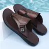 Sandalias Embosadas para Hombre de Talla Grande Transfronterizas con Suelas Suaves, Antideslizantes, Sandalias Casuales para Exteriores en la Playa, Stock Listo del Fabricante, Envío Directo Disponible