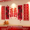 Conjunto de decoração para quarto de casamento: cabeceira, sofá e parede de fundo para um casamento estilo chinês, criando uma atmosfera festiva com caracteres chineses vermelhos