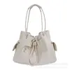 Bolso de mano retro casual de gran capacidad para mujer, nuevo bolso de hombro de moda de alta gama para ir al trabajo, otoño 2026