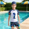 Traje de Banho Infantil de Secagem Rápida Slim-Fit Conjunto de Três Peças Dinossauro Traje de Banho Dividido de Verão para Meninos Traje de Banho de Treinamento de Secagem Rápida para Crianças Médias e Grandes