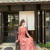 Vestido para mujer con estampado floral en tinta rosada, con mangas largas acampanadas, falda larga recta fluida, estilo chino suave, favorecedor y de inspiración Zen.