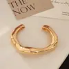 Pulseira Aberta de Metal Brilhante Estilo Ins Transfronteiriço Europeu e Americano Pulseira Fashionável Textura Assimétrica Pulseira de Mola