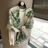 Chal Grande Estilo Étnico de Verano Bufanda de Seda de Doble Uso con Estampado Dorado, Moderno y Versátil Diseño de Hoja de Ginkgo, Chal Multifuncional de Estilo Fresco