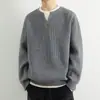 Suéter de malha trendy estilo americano de duas peças falsas com gola redonda para homens, pulôver casual solto plus size para outono e inverno com toque de alta qualidade
