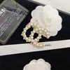 Pin de moda de perlas con estampado de rayas de temperamento simple incrustado de diamantes europeos y americanos C broche para el hogar accesorios para la ropa