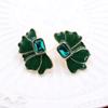Una variedad de aretes de clip para oreja con forma de pétalo esmeralda cuadrado de color, flor de corazón con aguja de plata, aretes de flor azul verde oscuro