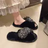 Chinelos de pelúcia de algodão da moda para outono e inverno com tiras cruzadas de fogos de artifício de strass, chinelos peludos de bico aberto para mulheres usarem fora