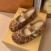 Sapatos femininos estilo Birkenstock com estampa de leopardo, aumento de altura e detalhes em metal, novos para o outono de 2026, sapatos Mary Jane franceses vintage para balé