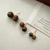 Aretes Redondos de Piedra Ojo de Tigre para Mujer, Retro Otoño e Invierno Estampado Leopardo Maillard Aretes Clip en Espiral Sin Perforar Bola Redonda Aretes de Moda