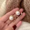 Novedad 2025 Pendientes de Perla Sencillos Versátiles Moda Femenina Elegante Diseño de Nicho Pendientes de Botón de Alta Gama