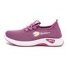Suministro de fábrica zapatilla tejida voladora para mujer, malla transpirable cómoda, zapatos para mamá, zapatos versátiles de moda para mujer, venta al por mayor