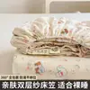 Lindo Estampado de Gatito Clase A Gasa de Doble Capa Tipo Nube Conjunto de Tres Piezas Estilo Infantil y Estudiantil con Sábana Bajera Completamente Envuelta y Completamente Fija