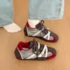 Zapatillas de entrenamiento alemanas de color block retro para mujer, nuevo modelo de otoño 2026, con hebilla de cinturón, suela gruesa, zapatillas deportivas casual versátiles, zapatos cómodos para mujer