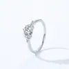 Nuevo Anillo de Plata de Ley 925 Diamante Simulado de Lujo Ligero para Mujer Temperamento Diseño Geométrico de Gama Alta Anillo de Boda Compromiso