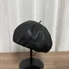 Boina de couro PU para mulheres, outono e inverno, versátil e estilosa, faz o rosto parecer menor, chapéu de abóbora, chapéu de pintor artístico retrô