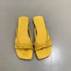 Primeiro Encontro Ji Niche Sandália Rasteirinha Amarela Fio Dental Tira Fina Sapatos de Fada para Uso Externo Verão 2026 Par com Saia Vermelha