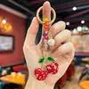 Llavero Creativo y de Moda con Bloques de Color y Cuentas, Totalmente Cubierto de Pedrería, Diseño de Fresa 3D, Lindo y Dulce, Accesorio de Alto Valor para Bolsos de Niñas