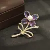 Broche de trébol de perlas estilo francés con cristales azules y morados, diseño floral de alta resistencia, incrustado de diamantes, elegante broche para mujer para uso en banquetes