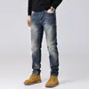 Ropa de Hombre Fengshe / Nuevos Jeans Rotos y Desgastados de Ajuste Delgado para Hombre con Piernas Pequeñas, Ligeramente Acampanados, Elegantes y con Parches Desgastados de Primavera y Otoño