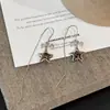 Brincos de Estrela com Estampa de Leopardo e Laço Prateado Brincos de Design Nicho Femininos Brincos Únicos Brincos Super Bonitos