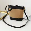 Bolsa de palha trançada nova, moderna e versátil para férias à beira-mar, bolsa de ombro trançada para praia, bolsa transversal para mulheres, elegante e conveniente para carregar