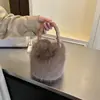 Colección nueva de otoño e invierno transfronteriza: Bolso de mano de color liso, elegante y esponjoso para mujer, que irradia una sensación lujosa y afelpada