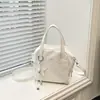 2026 Verão Nova Moda Retrô Design de Nicho Simples Versátil Estiloso Grande Capacidade Bolsa de Ombro Transversal de Mão