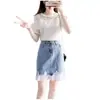 Elegante y fresco conjunto de moda de falda corta, conjunto de dos piezas de verano con top de encaje de manga corta sin hombros y media falda de mezclilla