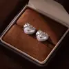 Brincos Pequenos de Laço de Pérola em Forma de Coração de Luxo Leve com Pino de Prata Imitação Versáteis Fofos e Gentis Elegantes para Mulheres