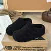 Pantuflas versátiles de punta redonda que aumentan la altura, perfectas para estar de pie durante largos períodos, pero evita los diseños de punta baja que pueden arrastrarse por tus pies.. Sandalias de mujer 2026, cómodas, de suela blanda, estilo slip-on moderno, una opción popular para combinar con vestidos