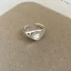 Serenidad de Té Blanco, Anillo Abierto Irregular de Perla Tejido Plegado, Anillo de Dedo Índice de Lujo Ligero de Gama Alta, Accesorio de Mano de Moda