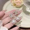 Brincos de Diamante com Incrustação de Pérola para Mulheres Nicho Luxo Acessível Brincos Franceses High-End Letra Brincos da Moda 2025 Novos Brincos