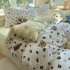 Juego de ropa de cama de cuatro piezas de algodón 100% clase A para dormir sin ropa, funda de edredón de algodón puro con estampado de dibujos animados fresco y lindo estilo ins, juego de tres piezas para dormitorios de estudiantes